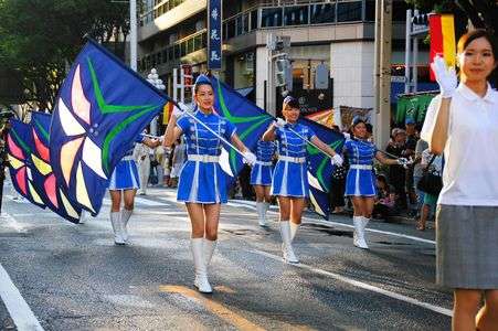 パレードの先頭を行く