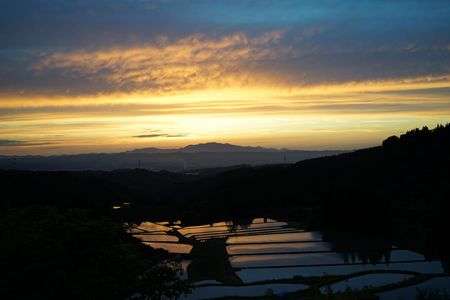 夕暮れ　〜おらが集落の棚田より〜