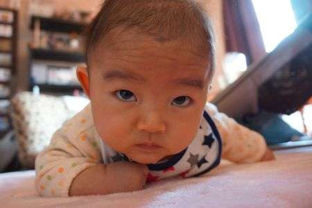 うつぶせ練習中