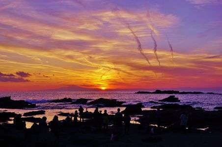 夕暮れにたたずむ人達