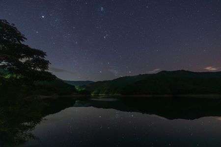 上秋月湖に映る冬の星々