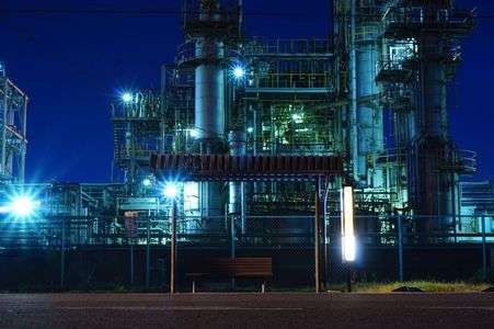 京浜工業地帯とバス停。