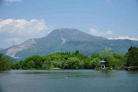 新緑の三島池と伊吹山