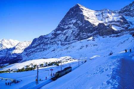 アイガー北壁と登山電車