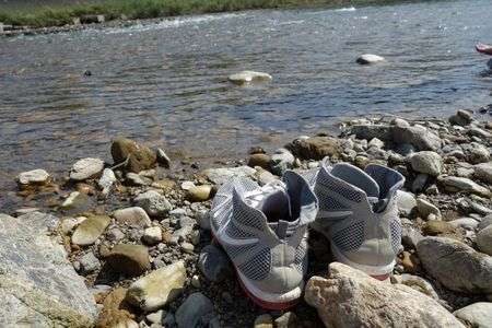 秋晴れの川遊び