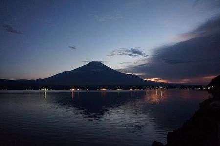 夕暮れの山中湖