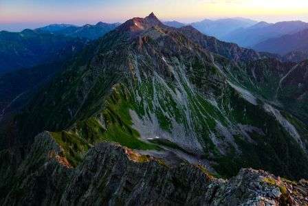 朝日を浴びる大キレット越しの槍ヶ岳