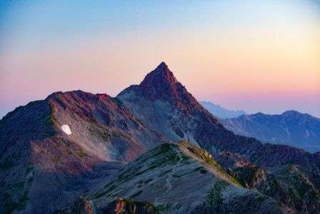 ピンク色に染まる槍ヶ岳