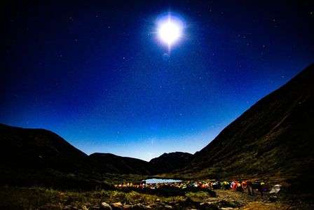 満月に照らされる双六池とテント場