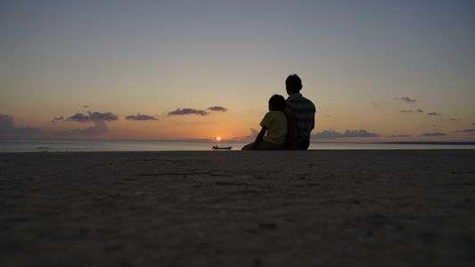 夏休みの夕暮れ。成長してゆく息子と父の背中。