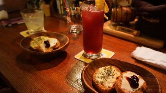 いつものお店のいつものお通し、そして今日はワインクーラーの赤。