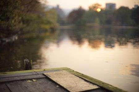 菖蒲池のほとり