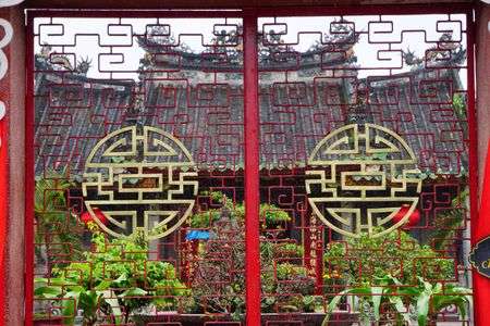 門越しの福健会館