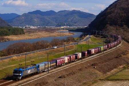 田舎の町を背に