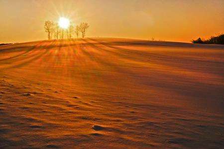 虹色の影と染まる丘