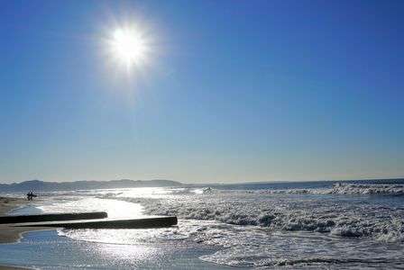 波が人々を誘う朝