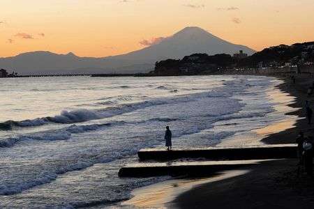 黄昏の浜辺、一人佇む！