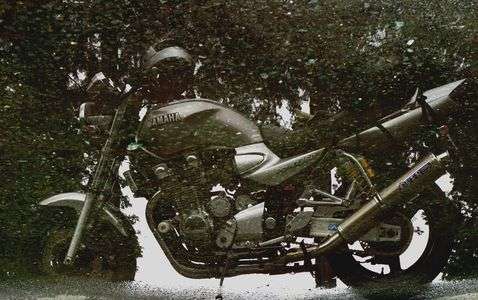 アスファルトにバイク