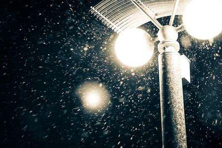 街灯と雪