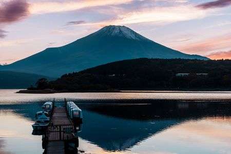 夕映えに染まる湖畔の富士