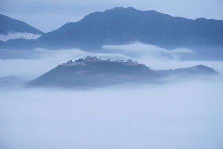 雲海に浮かぶ竹田城跡