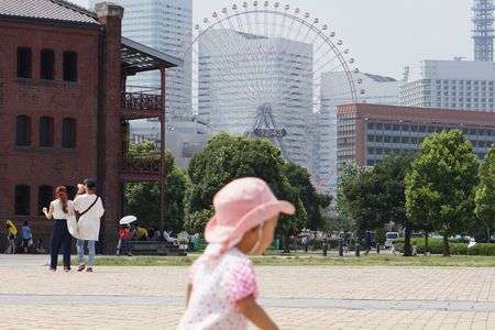 赤レンガと観覧車と娘