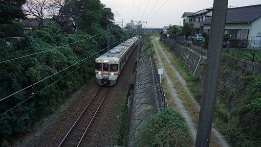 夕暮れ時を上る313系