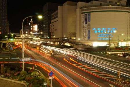 都会の夜は忙しく