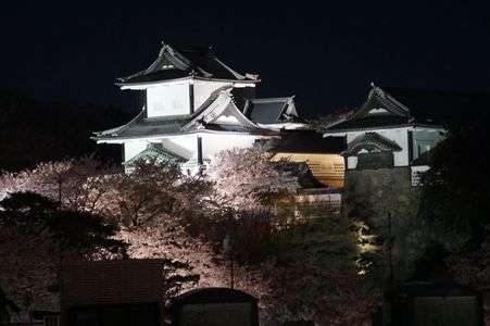 金沢城と兼六園で花見