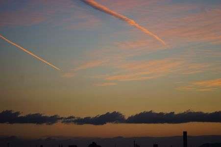 夕焼けの飛行機雲