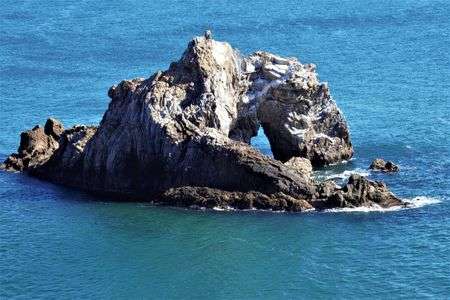 水面に浮かぶ岩肌