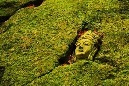 岩の中の小さな遺跡