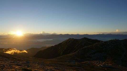 朝焼けに染まる雲の上のテント場