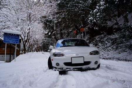 雪の林道とロードスター