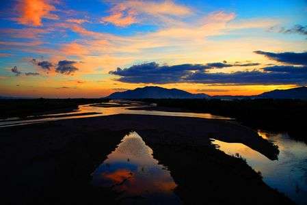 斐伊川の朝やけ