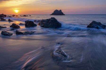 朝日よりも岩！