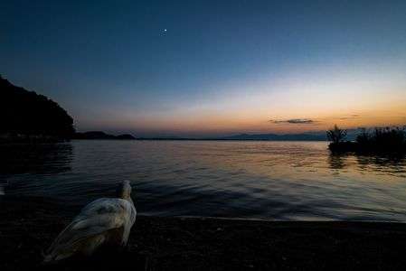 湖畔の夕暮れ