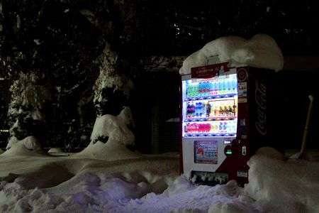 雪帽子の陽気な夜の歩哨