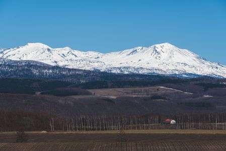 大雪山連峰と赤い屋根