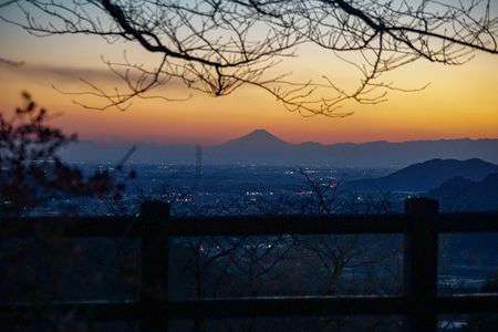 夕日に浮かぶ富士のシルエット