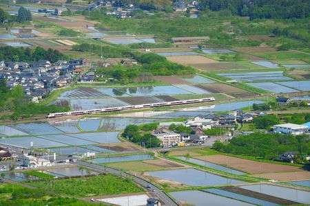 田園の川を渡って