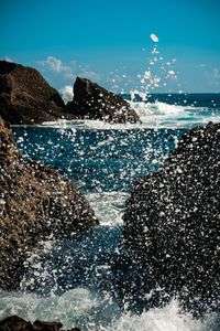 岩礁に打たれて