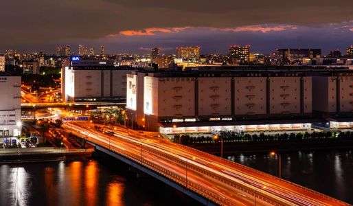 倉庫群の夕暮れの風景
