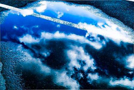 水溜まりの中の空