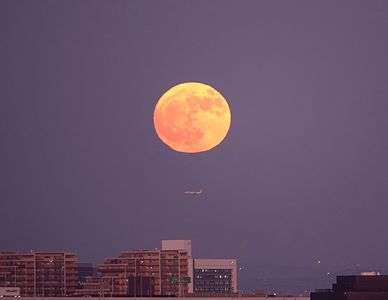 満月と飛行機✈️🌕