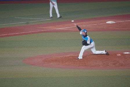 ピッチャー、投げたぁー！！