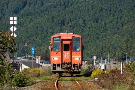 山里を駆けるキハ120形