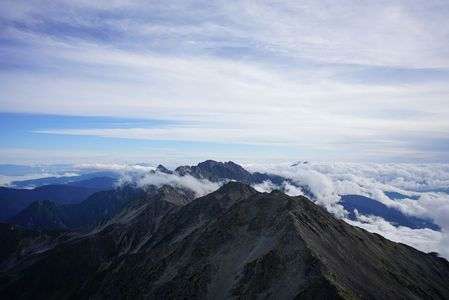 槍の穂先で息を呑む