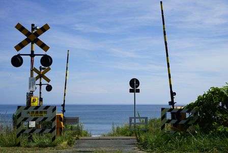 海に近い踏み切り