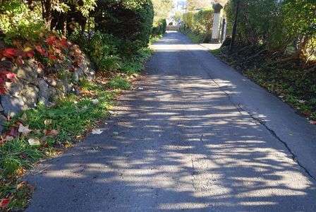 教会のある坂道